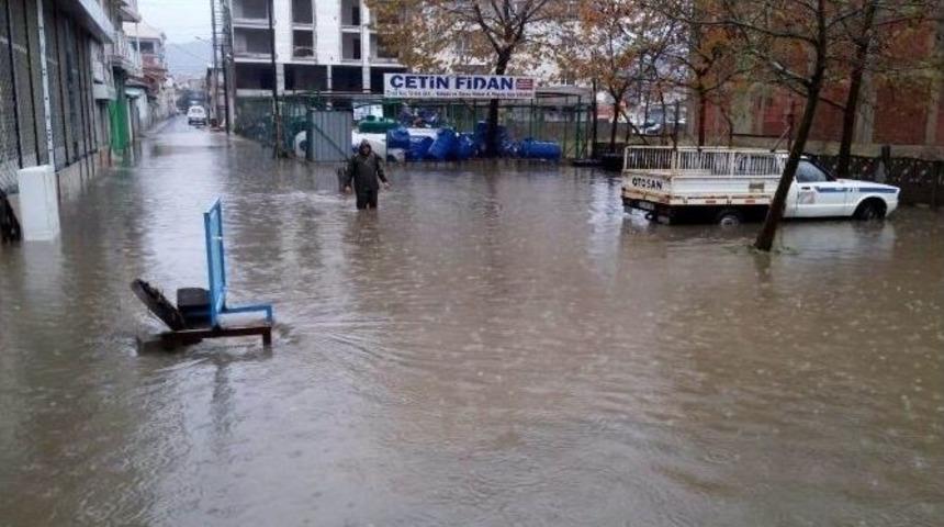 Salihli&rsquo;de Sağanak Etkili Oldu