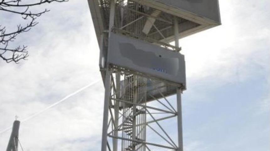 Eşinden Ayrılınca 45 Metrelik Tabelaya Çıktı