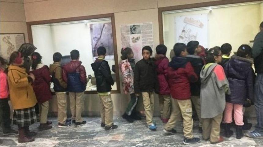 İlkokul &Ouml;ğrencileri M&uuml;zeyi Gezdi