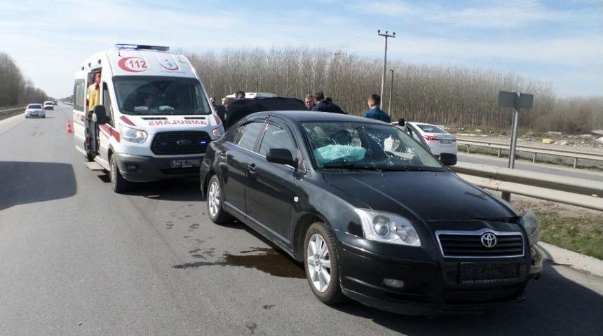 D-100&rsquo;de Kamyonet Otomobile &Ccedil;arptı: 4 Yaralı
