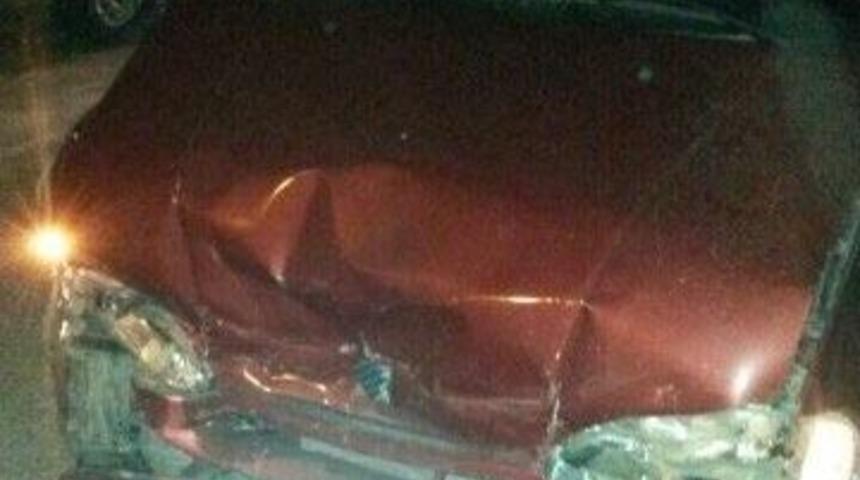 Boz&uuml;y&uuml;k&rsquo;te İki Otomobil &Ccedil;arpıştı, 3 Yaralı