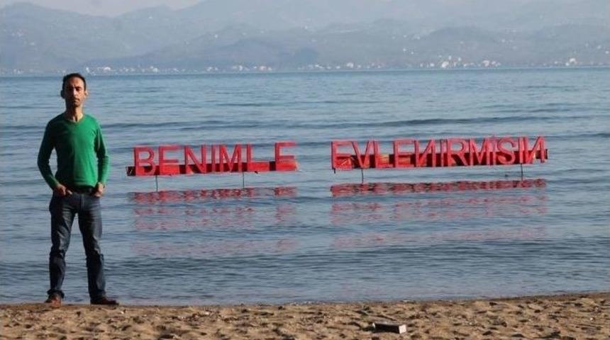 Evlenme Teklifini Denize Yazdı