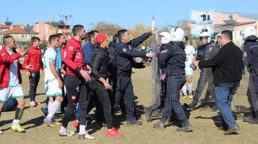 Amat&ouml;r Ma&ccedil; Sonrası Olay &Ccedil;ıktı: 1'i Polis 11 Yaralı