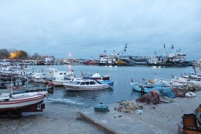 Şiddetli Poyraz Marmara Denizi’nde Ulaşımı Engelledi