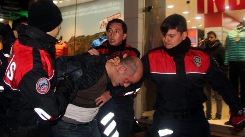 Kimlik Kontrol&uuml; Yapan Polise Kafa Attı