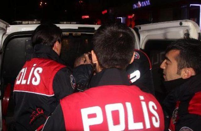 Kimlik Kontrolü Yapan Polise Kafa Attı