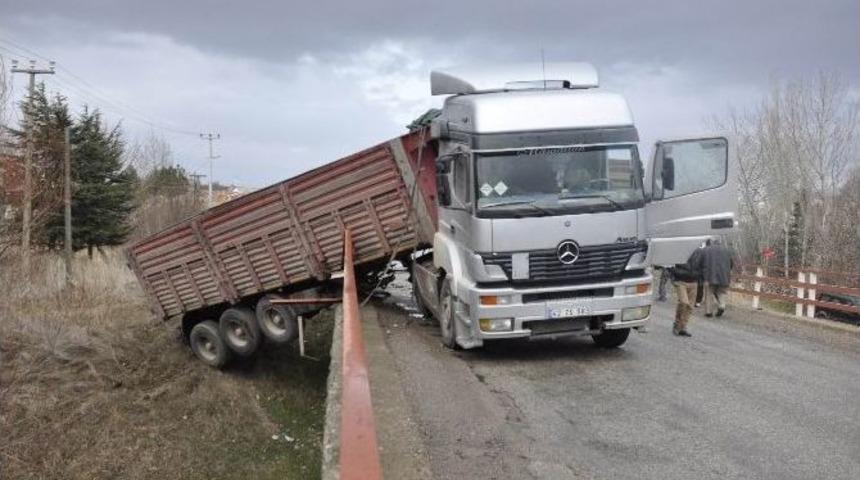 Konya&rsquo;da İki Tır&rsquo;ın &Ccedil;arpıştığı Kaza Ucuz Atlatıldı