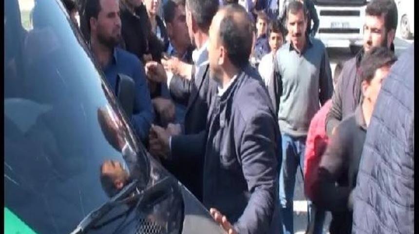 Şanlıurfa&rsquo;Da Mahalleliden Yol Kapatma Eylemi