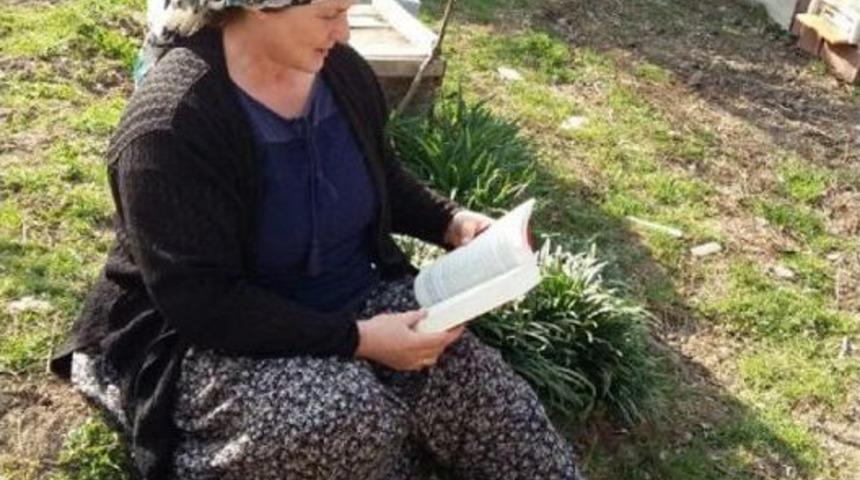 Bilecikli Kitap Tutkunu Kadın &Ccedil;ift&ccedil;i; Evlilik Programları Izlemek Yerine Kitap Okunsun