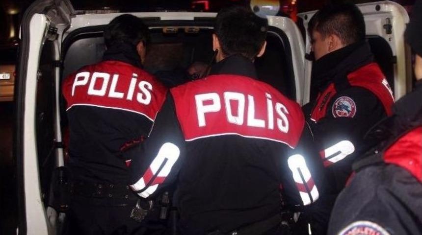 Kimlik Kontrol&uuml; Yapan Polise Kafa Attı