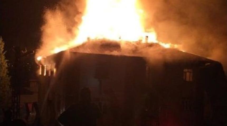 Adana&rsquo;da Kız &Ouml;ğrenci Yurdunda Yangın: 13 &Ouml;ğrenci Yaralı