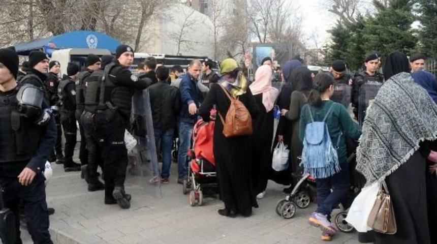 Emniyet M&uuml;d&uuml;rl&uuml;ğ&uuml; &Ouml;n&uuml;nde Eylem Yapmak Isteyen Grup G&ouml;zaltına Alındı