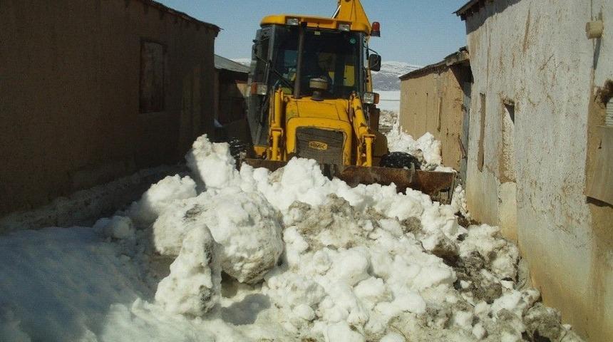 Özalp Belediyesinden Karla Mücadele Çalışması
