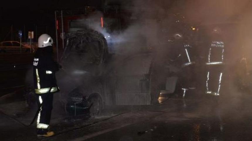 Kayganlaşan Yolda 7 Ara&ccedil; Birbirine Girdi, 1 Otomobil Yandı