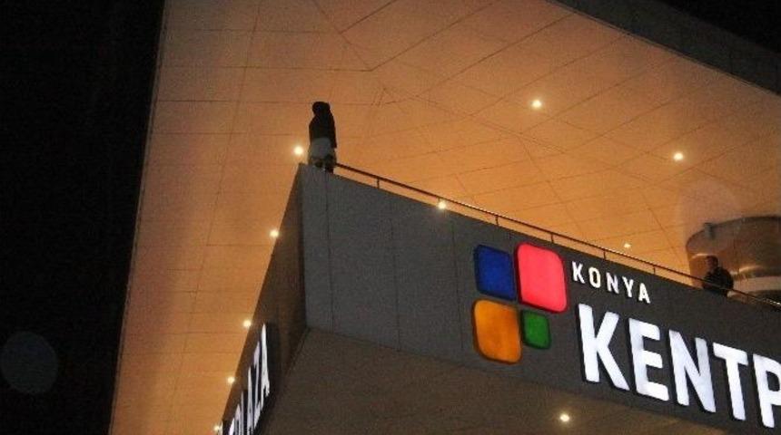 Sevgilisiyle Tartışan Gen&ccedil; Kadın Avm&rsquo;nin Terasından Atlamak İstedi