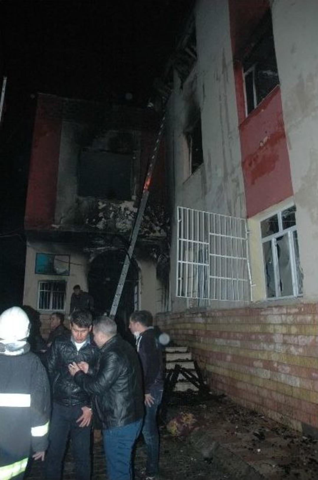 Kız &Ouml;ğrenci Yurdunda Yangın Faciası: 12 &Ouml;l&uuml;, 22 Yaralı