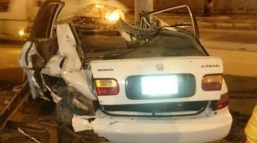 Kontrol&uuml;n&uuml; Kaybettiği Otomobille Tramvay Yolundaki Direğe &Ccedil;arptı: 1 &Ouml;l&uuml;, 1 Yaralı