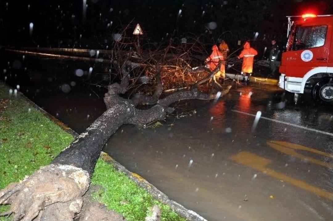 Antalya&rsquo;da Sağanak Yağış Ve Fırtına