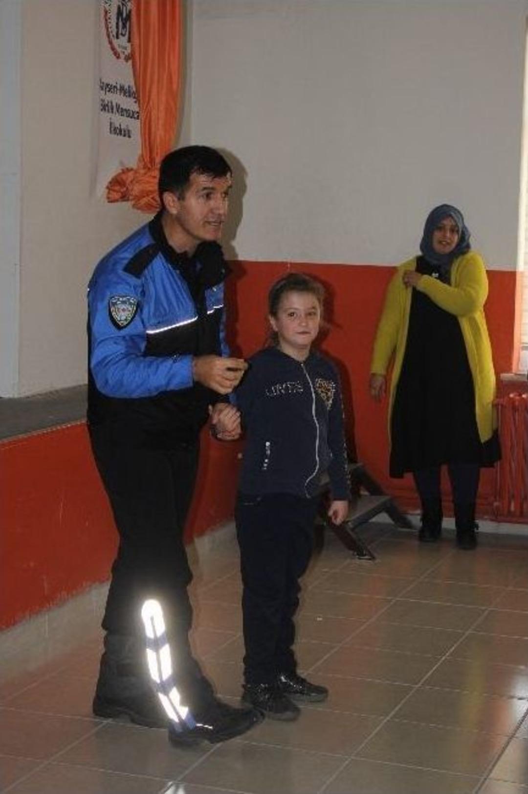 Tdp Şube M&uuml;d&uuml;rl&uuml;ğ&uuml; İlkokul &Ouml;ğrencilerine Trafiği Anlattı