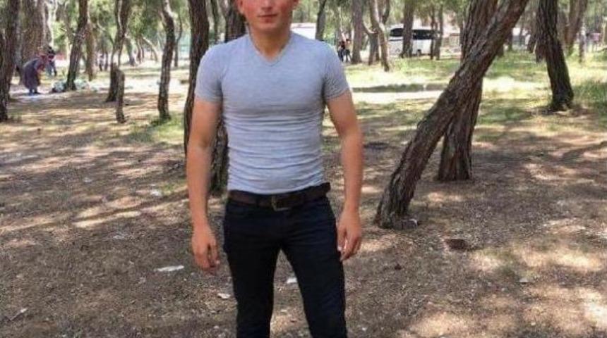 Otomobil Tramvay Hattında Direğe &Ccedil;arptı: 1 &Ouml;l&uuml;, 1 Yaralı