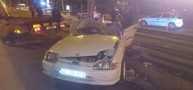 Otomobil Tramvay Hattında Direğe Çarptı: 1 Ölü, 1 Yaralı