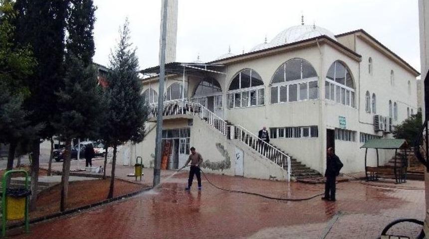 Ağzında Sigarayla Camiye Giren Hırsız Mont Ve Ayakkabı &Ccedil;aldı