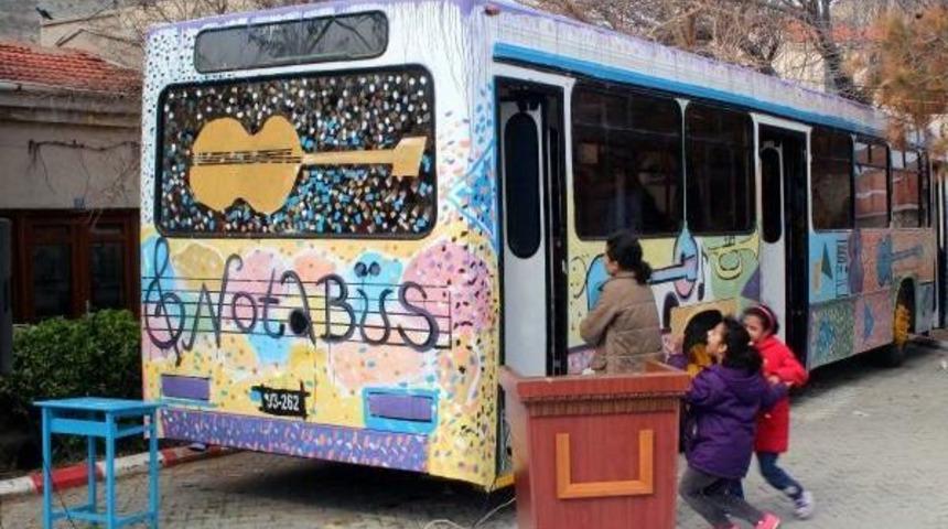 Bozcaadalılar 'notab&uuml;s'le M&uuml;zikli Alet &Ccedil;almasını &Ouml;ğrenecek