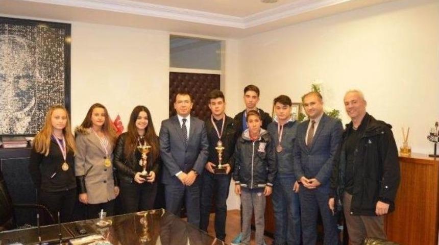 Kaymakam &Uuml;nc&uuml; Dereceye Giren &Ouml;ğrencileri Tebrik Etti