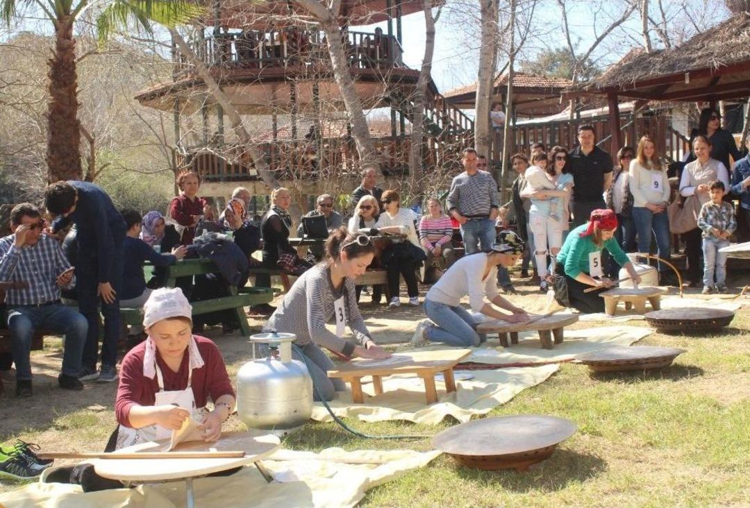 Yabancı Gelinler En İyi G&ouml;zlemeyi Yapmak İ&ccedil;in Yarıştı