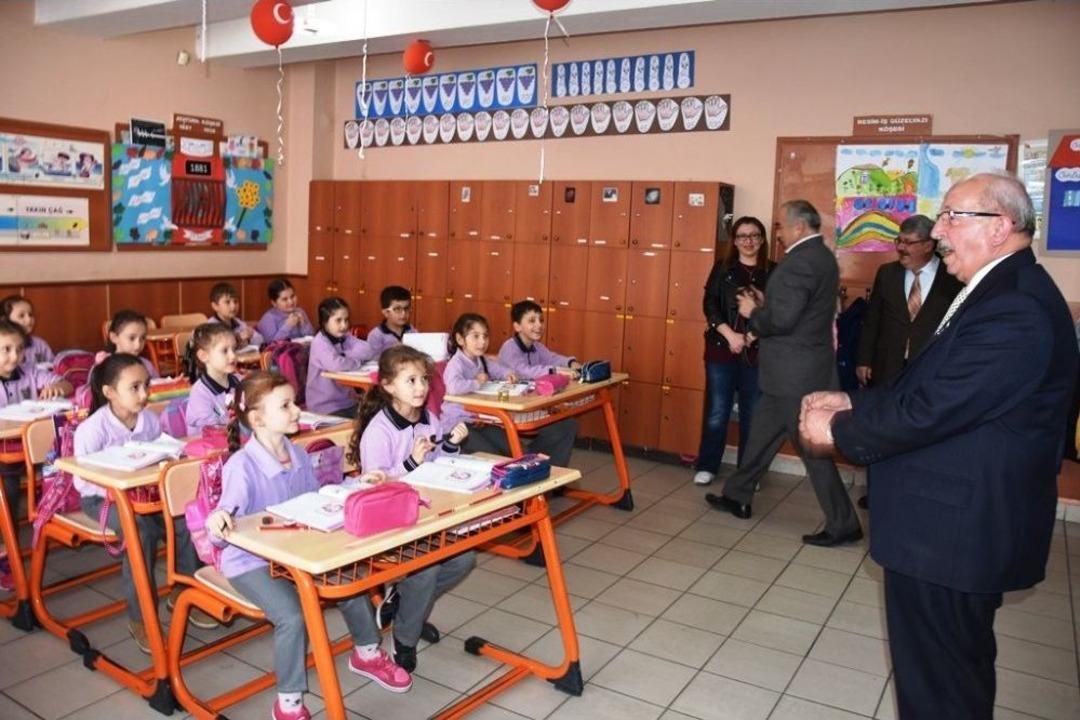 İlkokul &Ouml;ğrencisi Davet Etti, Başkan Ayağına Gitti