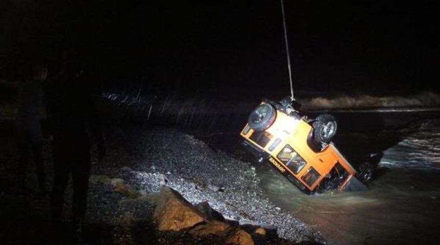 Yolu Kısaltmak Isterken Cipi Suya G&ouml;m&uuml;ld&uuml;