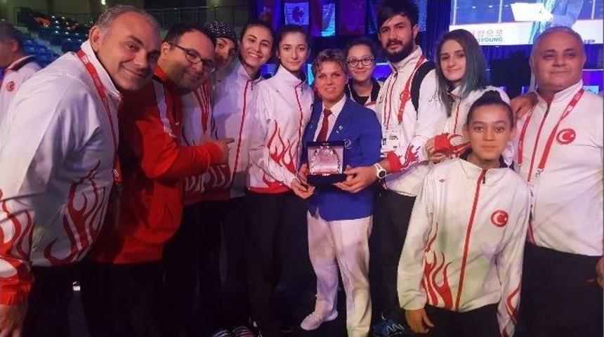 Aydınlı G&uuml;ler Gen&ccedil;t&uuml;rkoğlu, Taekwondo&rsquo;da &lsquo;d&uuml;nyanın En İyi Bayan Hakemi&rsquo; Se&ccedil;ildi