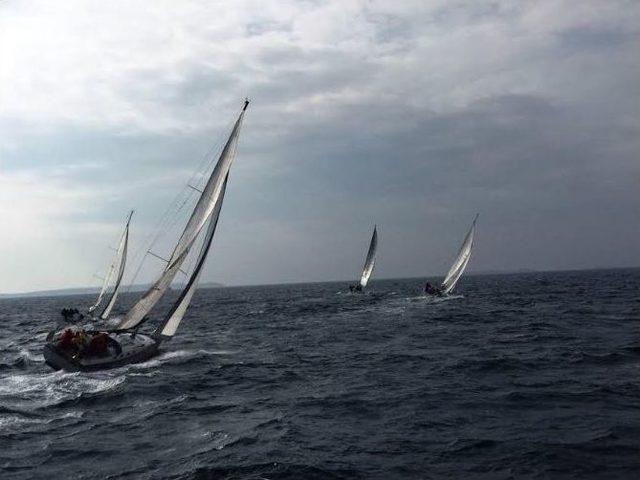 Çeşme’de Yelkenler Lösemili Çocuklar İçin Açıldı