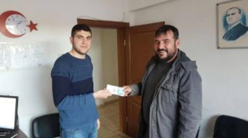 Yolda Bulduğu 10 Bin Lirayı Polise Teslim Etti