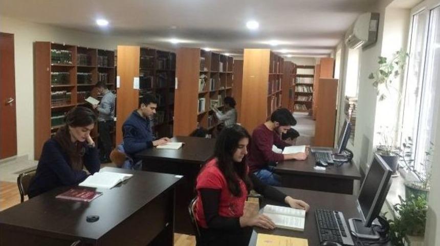 Tika&rsquo;dan Bak&uuml;&rsquo;de İlahiyat Fak&uuml;ltesi&rsquo;ne Donanım Desteği