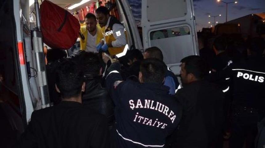 Siverek'te, Tır Ile Minib&uuml;s &Ccedil;arpıştı: 1 &Ouml;l&uuml;, 14 Yaralı