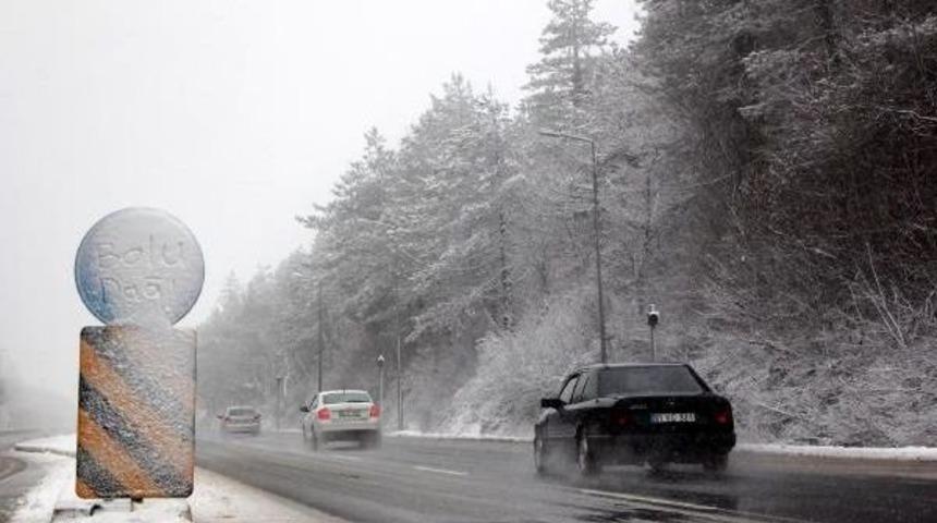 Bolu Dağı'nda Kar Ulaşımı Yavaşlattı
