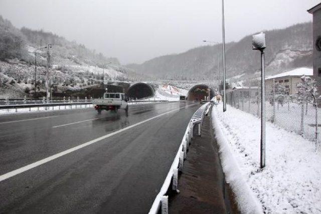 Bolu Dağı'nda Kar Ulaşımı Yavaşlattı