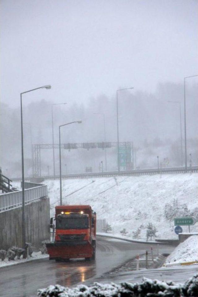 Bolu Dağı'nda Kar Ulaşımı Yavaşlattı