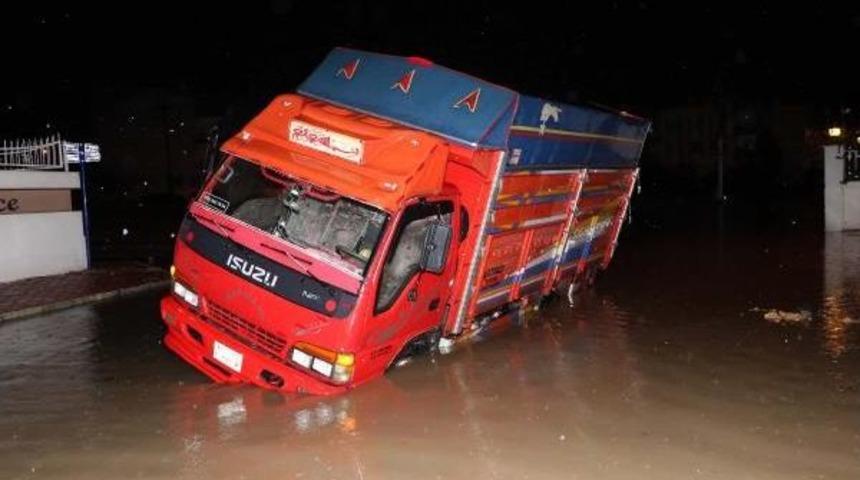 Antalya'da Yağış &Ccedil;ift&ccedil;iyi Sevindirdi