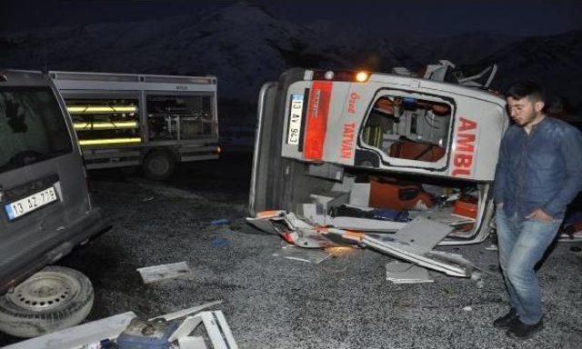 Tatvan'da Ambulans Hafi Ticari Araçla Çarpıştı: 1'i Hemşire 4 Ölü, 1 Yaralı