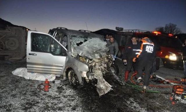 Tatvan'da Ambulans Hafi Ticari Araçla Çarpıştı: 1'i Hemşire 4 Ölü, 1 Yaralı