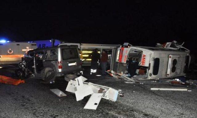 Tatvan'da Ambulans Hafi Ticari Araçla Çarpıştı: 1'i Hemşire 4 Ölü, 1 Yaralı