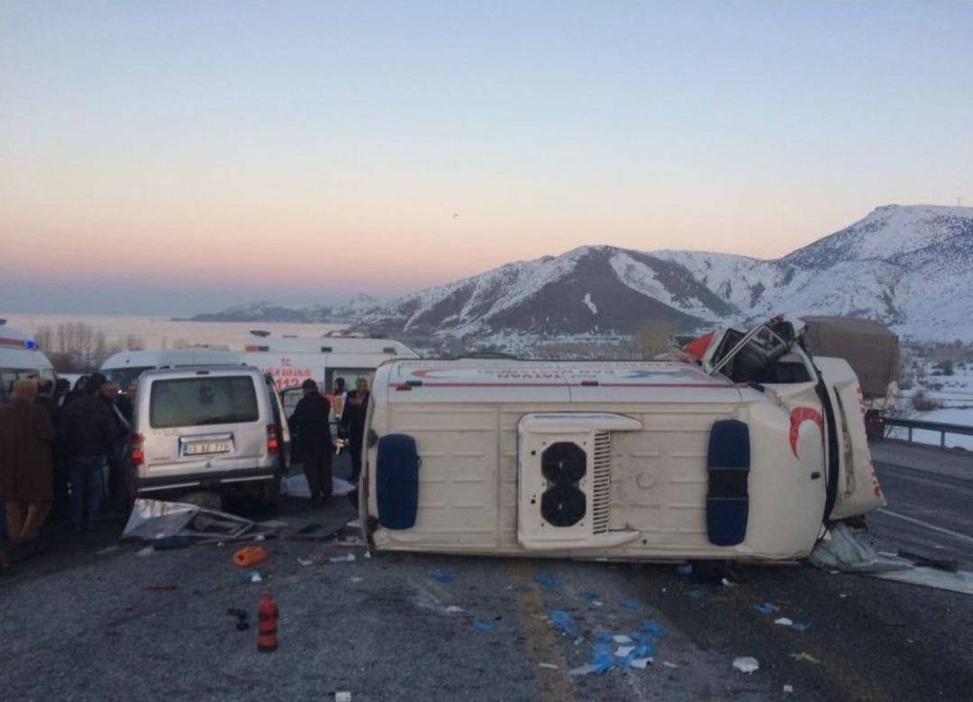 Bitlis&rsquo;te Ambulans İle Hafif Ticari Ara&ccedil; &Ccedil;arpıştı: 4 &Ouml;l&uuml;, 1 Yaralı