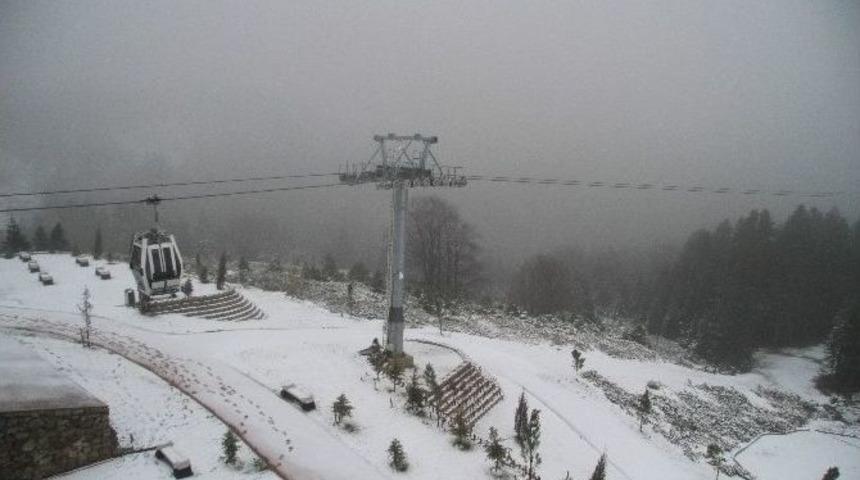 Uludağ&rsquo;da Kar Yağışı Devam Ediyor