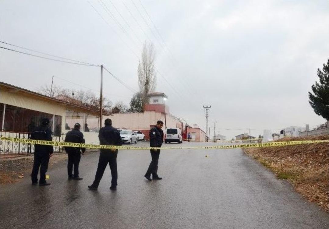 Cezaevi &Ouml;n&uuml;nde Silahlı Saldırı: 3 Yaralı