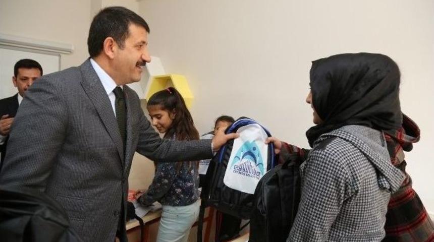 Başkan Ekinci&rsquo;den Gen&ccedil;lere Kitap Desteği