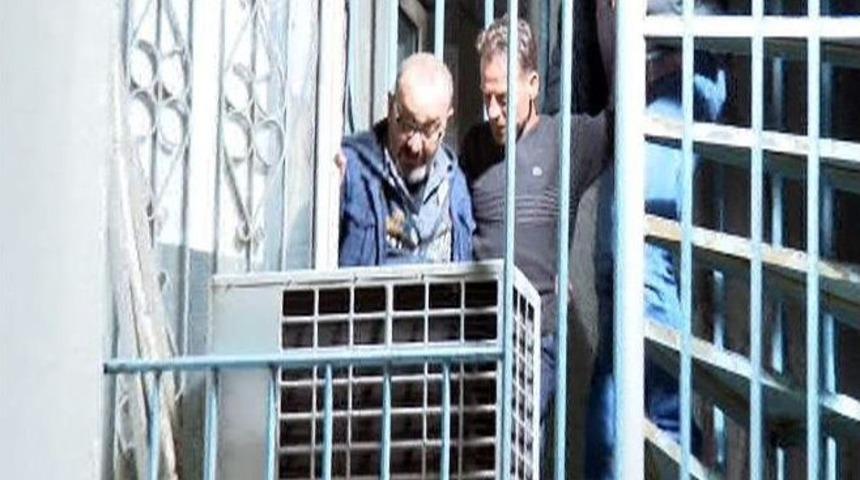 &Ccedil;ocuğunu G&ouml;remediği Gerek&ccedil;esiyle Yangın Merdiveninin Tepesine &Ccedil;ıktı