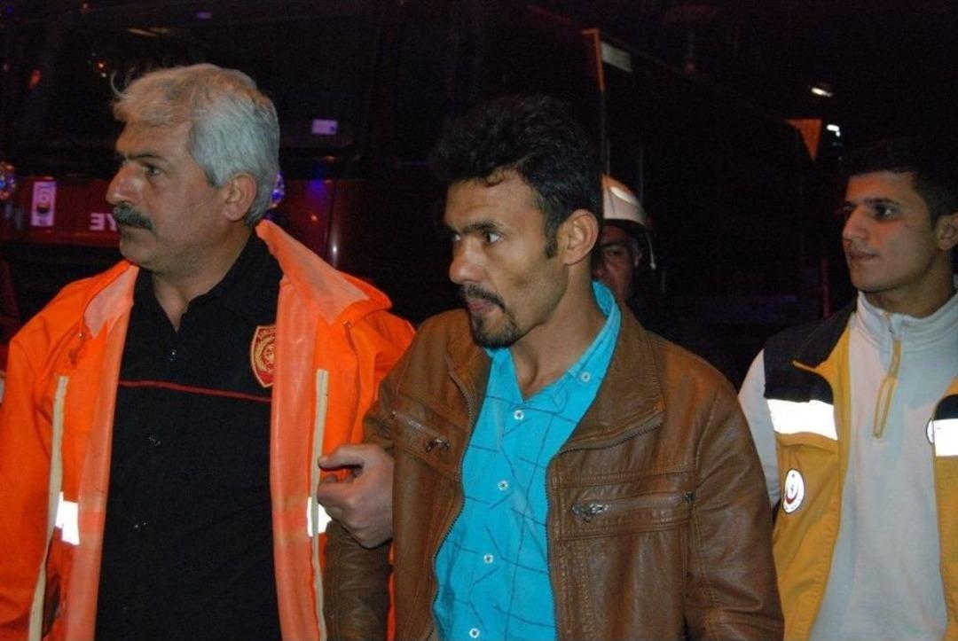 Direğe &Ccedil;ıkan Vatandaşı G&ouml;r&uuml;nt&uuml;leyip, &ldquo;atla&rdquo; Diye Bağırdılar