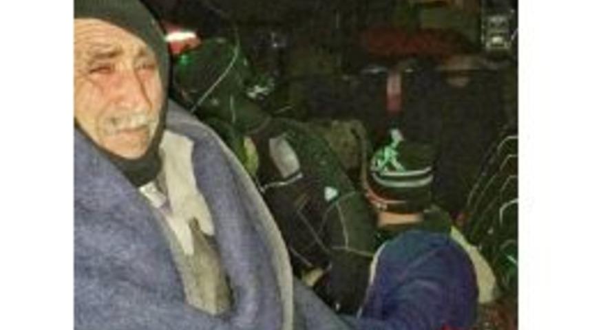 Buzlanan G&ouml;lde Mahsur Kalan Baba-Oğul Helikopterle Kurtarıldı